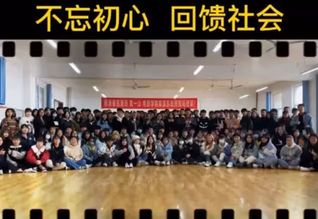 56歲黃一山榮升教授！穿正裝上課學生超喜歡，曾同時接15部電影，創業破產年花千萬只爲救重病仔，如今二仔高大超帥讀名校