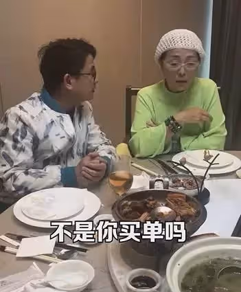 56歲黃一山榮升教授！穿正裝上課學生超喜歡，曾同時接15部電影，創業破產年花千萬只爲救重病仔，如今二仔高大超帥讀名校