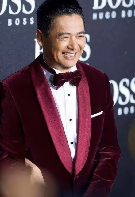 68歲的「周潤發」老了，68歲的「成龍」老了，而68歲的他還是像30歲，網友：仿佛凍齡了一樣