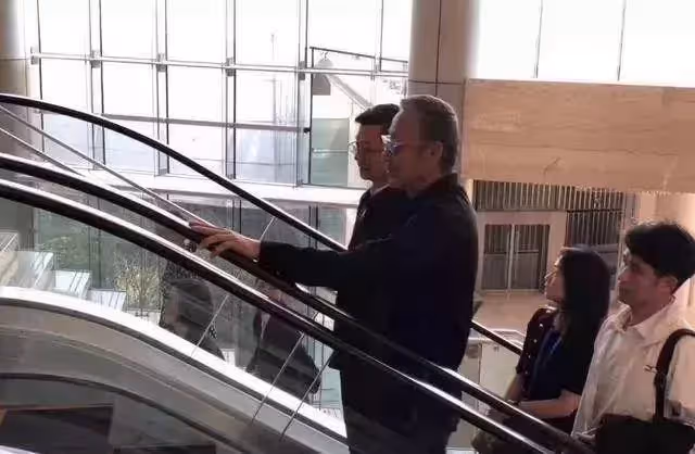 68歲的「周潤發」老了，68歲的「成龍」老了，而68歲的他還是像30歲，網友：仿佛凍齡了一樣