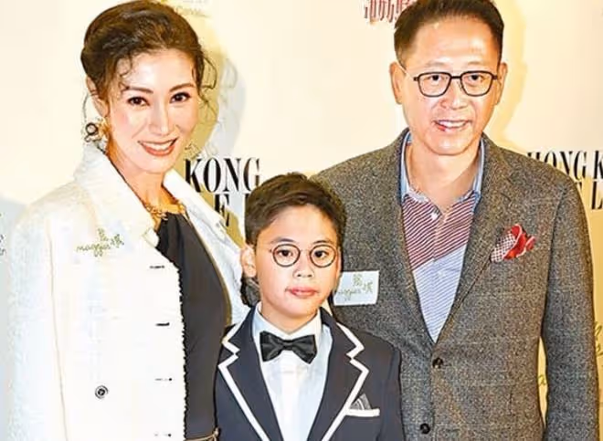 李嘉欣母子罕同框，11歲兒子太像爸，被曝成年後能一次性領取財產
