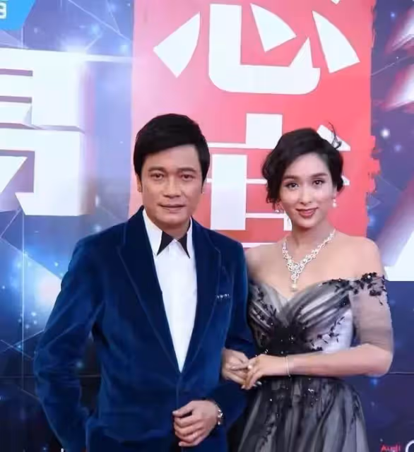 楊恭如真看不出有47歲了，穿一字肩禮服配珍珠項鍊，狀態超能抗，網友：直角肩太迷人！！