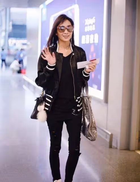 楊恭如真看不出有47歲了，穿一字肩禮服配珍珠項鍊，狀態超能抗，網友：直角肩太迷人！！