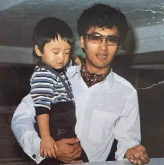 永遠無法重拍的老照片:劉德華的3次伴郎經歷,周潤發抱謝霆鋒買可樂,蹦迪的張國榮