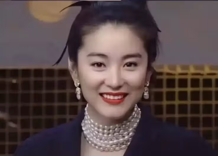 林青霞氣質真優雅,就算穿裙子肚子堆積幾層贅肉,也還是這麼漂亮!