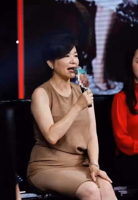 林青霞氣質真優雅,就算穿裙子肚子堆積幾層贅肉,也還是這麼漂亮!