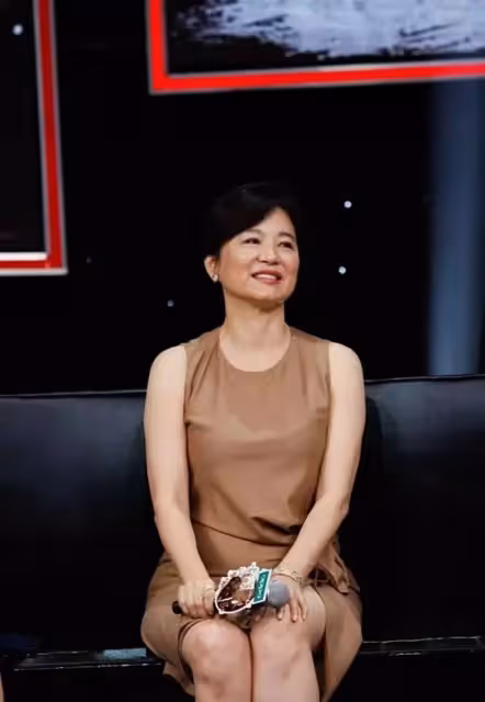 林青霞氣質真優雅,就算穿裙子肚子堆積幾層贅肉,也還是這麼漂亮!