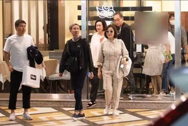 林青霞氣質真優雅,就算穿裙子肚子堆積幾層贅肉,也還是這麼漂亮!