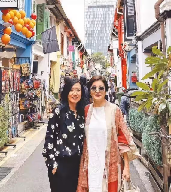 林青霞氣質真優雅,就算穿裙子肚子堆積幾層贅肉,也還是這麼漂亮!