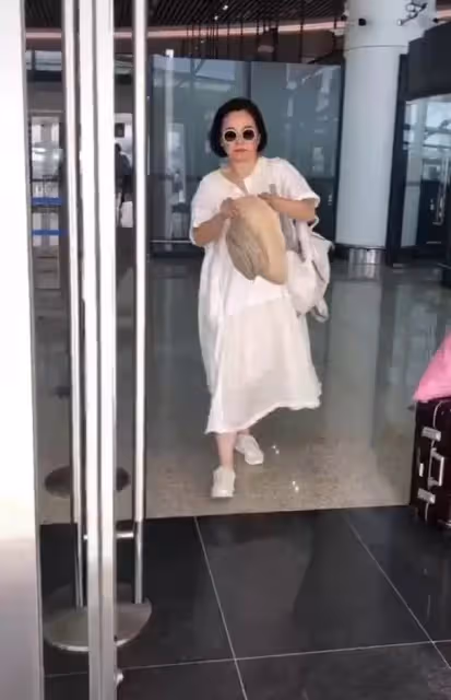 林青霞氣質真優雅,就算穿裙子肚子堆積幾層贅肉,也還是這麼漂亮!