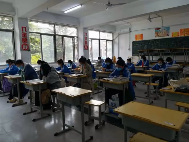 新任班長把班費弄丟了，同學們以為是她偷的，我偶然發現了秘密！