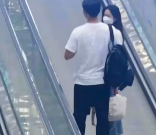 玄彬孫藝珍近況曝光,現身美國街頭,兩人牽手超有愛