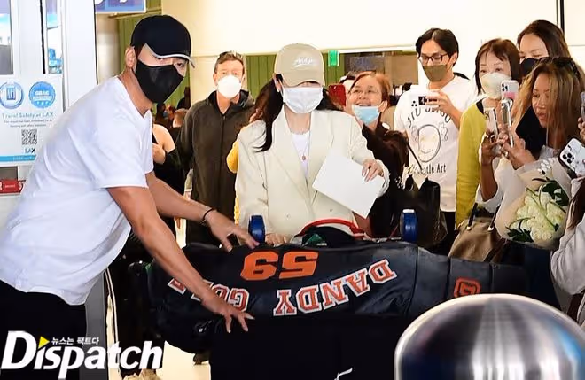 幫老婆拿包,玄彬、孫藝珍兩口子外出度蜜月被網友偶遇!