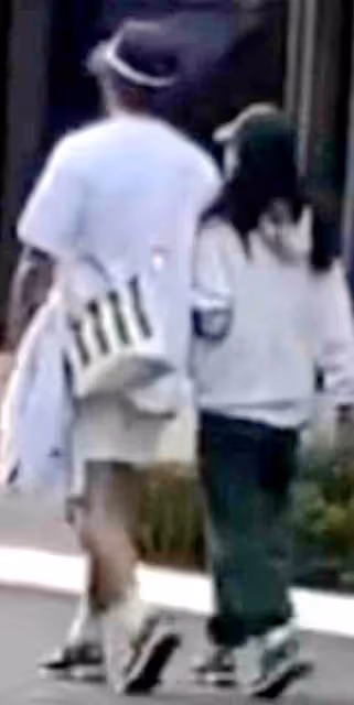 玄彬孫藝珍蜜月照首曝光,穿著隨性,挽手散步!國外街頭無人認出