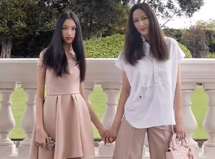 任達華17歲女兒首登T台!與劉雯同台走秀,眼神淩厲大長腿太吸睛,網友大贊:絲毫不輸超模