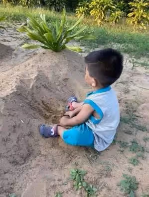 一夕變孤兒!父母雙雙離開「2歲弟呆坐在墓前」不斷喊媽媽 大伯心疼曝「他整個人都變了」一夜長大