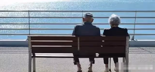 多花自己的錢有錯?老兩口「退休後旅遊」引起子女不滿 大吵一架卻過起「花錢」的好生活