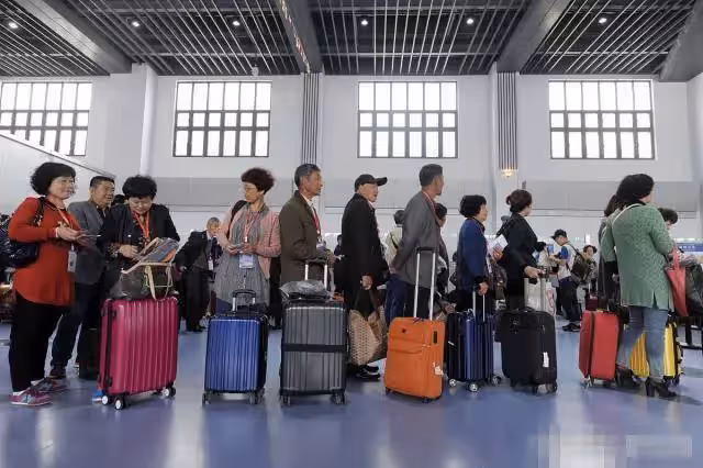 多花自己的錢有錯?老兩口「退休後旅遊」引起子女不滿 大吵一架卻過起「花錢」的好生活