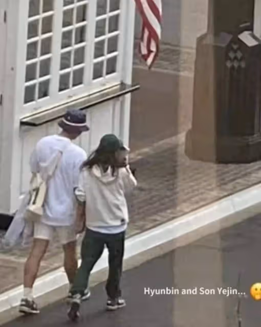 玄彬孫藝珍終於被偶遇了!穿休閒裝手牽手逛街,玄彬還給老婆背包