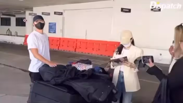 玄彬孫藝珍終於被偶遇了!穿休閒裝手牽手逛街,玄彬還給老婆背包