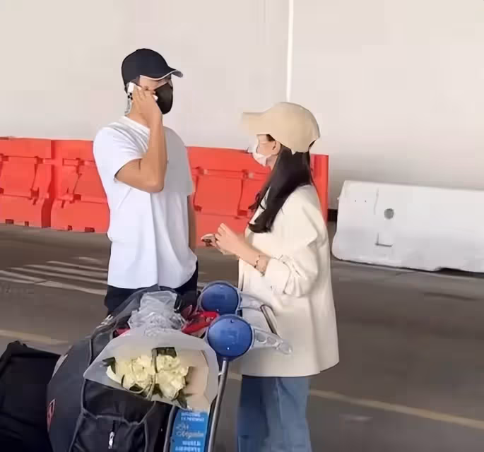 玄彬孫藝珍終於被偶遇了!穿休閒裝手牽手逛街,玄彬還給老婆背包