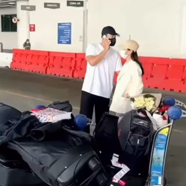 玄彬孫藝珍終於被偶遇了!穿休閒裝手牽手逛街,玄彬還給老婆背包