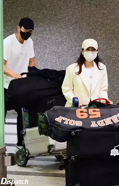玄彬孫藝珍終於被偶遇了!穿休閒裝手牽手逛街,玄彬還給老婆背包