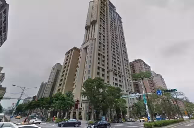周杰倫1,4億豪宅「沒有鄰居」是多壕?門廊18米,六根列柱值600萬,坐擁臺北全景奢華似城堡,網友:不愧是小公舉!