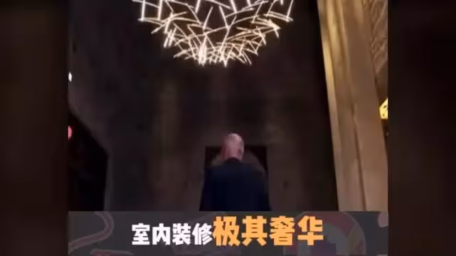 周杰倫1,4億豪宅「沒有鄰居」是多壕?門廊18米,六根列柱值600萬,坐擁臺北全景奢華似城堡,網友:不愧是小公舉!