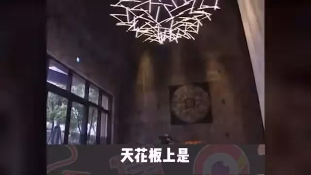 周杰倫1,4億豪宅「沒有鄰居」是多壕?門廊18米,六根列柱值600萬,坐擁臺北全景奢華似城堡,網友:不愧是小公舉!