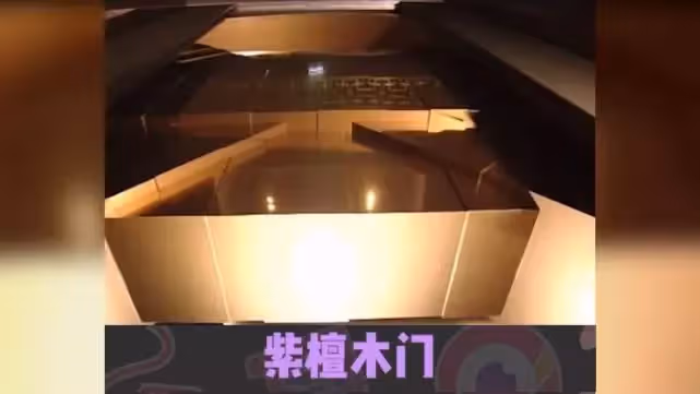 周杰倫1,4億豪宅「沒有鄰居」是多壕?門廊18米,六根列柱值600萬,坐擁臺北全景奢華似城堡,網友:不愧是小公舉!
