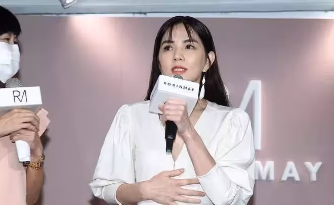 陳嘉樺「三毛劉海」挺減齡,身穿白裙凹造型,又甜又嫩宛如少女,網友:根本不像是孩子媽