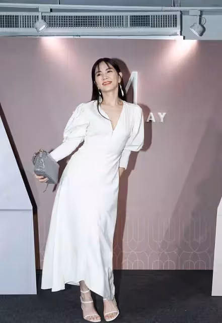 陳嘉樺「三毛劉海」挺減齡,身穿白裙凹造型,又甜又嫩宛如少女,網友:根本不像是孩子媽