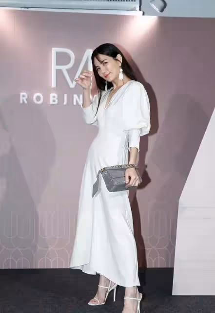 陳嘉樺「三毛劉海」挺減齡,身穿白裙凹造型,又甜又嫩宛如少女,網友:根本不像是孩子媽