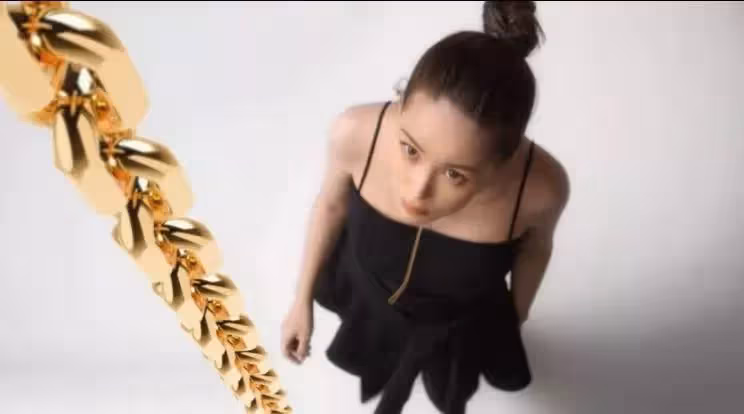 昆凌挺孕肚拍廣告，徒手爬鐵鏈倍顯吃力，為賺奶粉錢也太拼了吧？