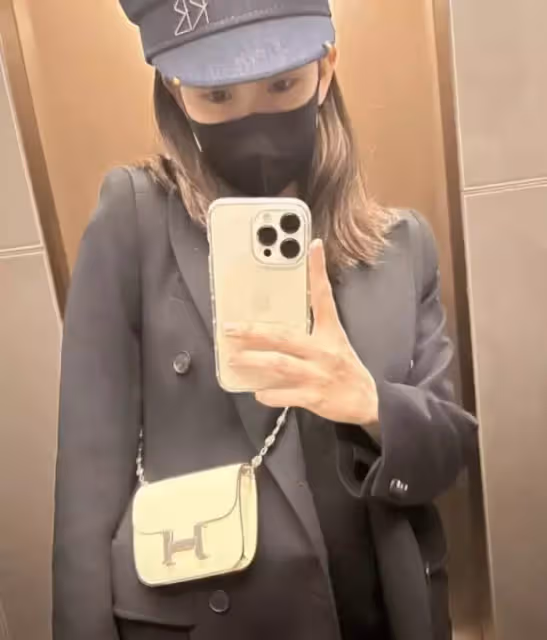 昆凌挺孕肚拍廣告,徒手爬鐵鏈倍顯吃力,為賺奶粉錢也太拼了吧?