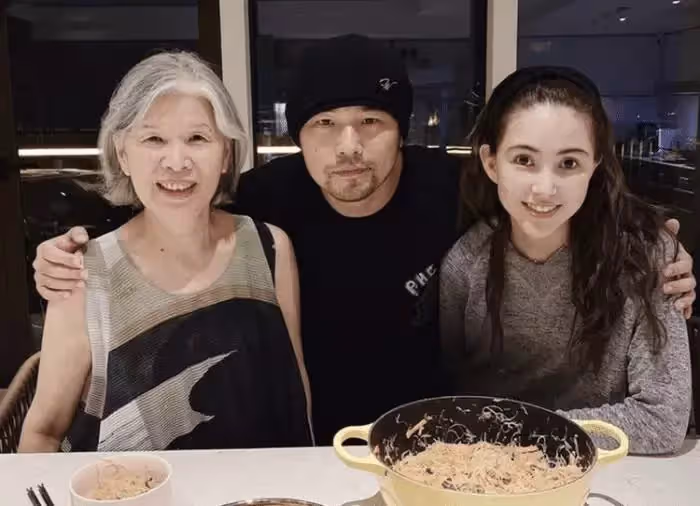 昆凌挺孕肚拍廣告,徒手爬鐵鏈倍顯吃力,為賺奶粉錢也太拼了吧?
