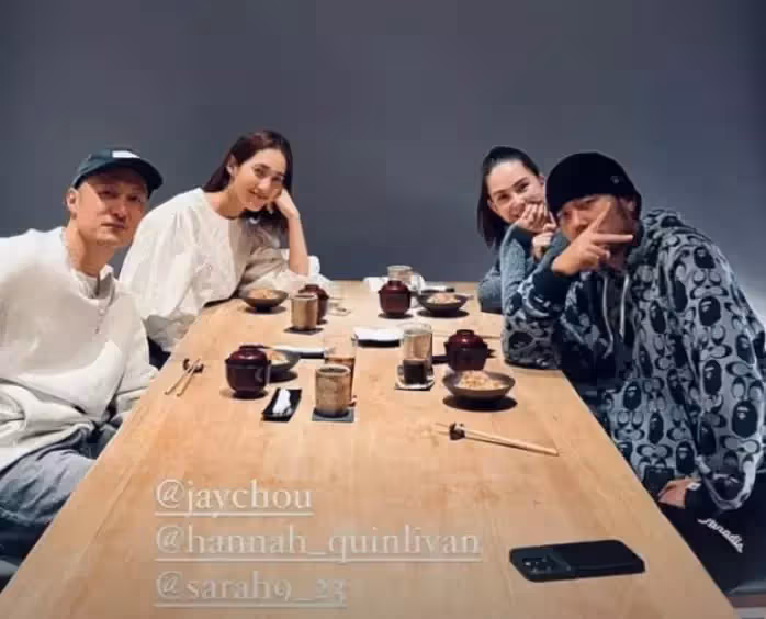昆凌挺孕肚拍廣告,徒手爬鐵鏈倍顯吃力,為賺奶粉錢也太拼了吧?