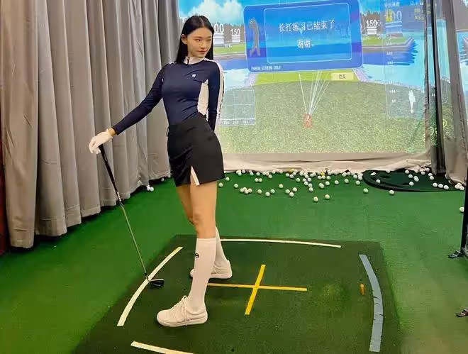 林允曬照秀「球技」，穿衣搭配反差太大，引起網友熱議