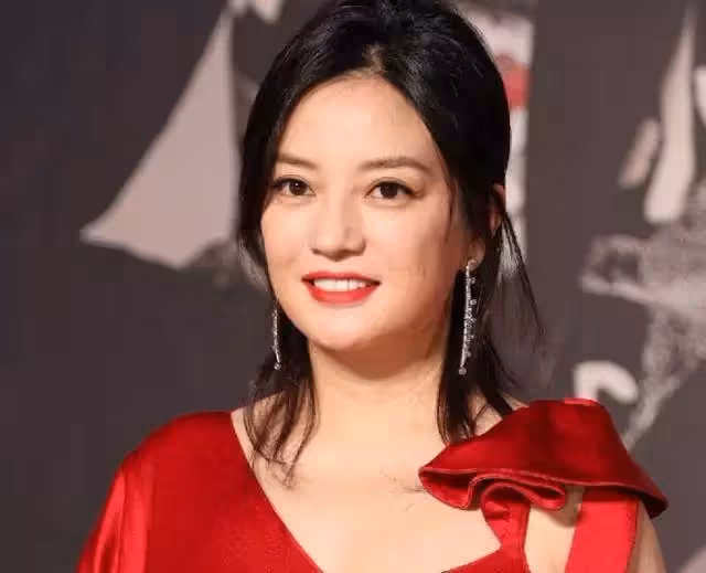 趙薇大學時期照片曝光,五官精緻眼睛靈動,終於相信黃曉明的審美了,網友:確實好看