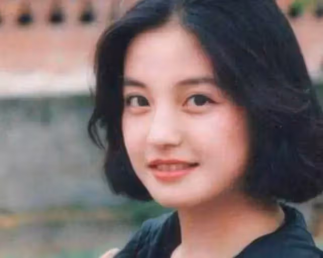 趙薇大學時期照片曝光，五官精緻眼睛靈動，終於相信黃曉明的審美了，網友：確實好看