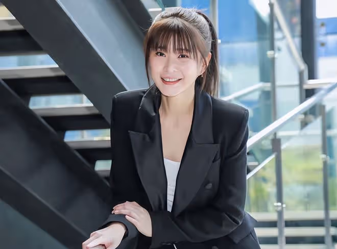 33歲女星李致確診，所在劇組已累計7人染病，堅持不停拍被質疑