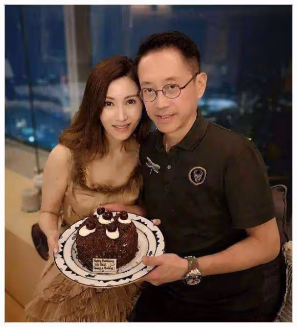 李嘉欣11歲兒子曬近照,小小年紀經營網店,傳成年將繼承巨額財產