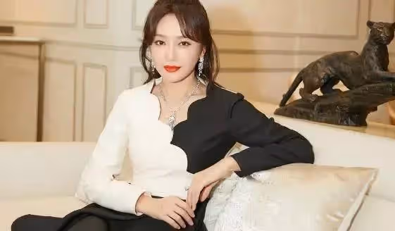 延禧攻略:富察皇后秦嵐「正臉」27歲,「側臉」47歲?網友:再少女的造型也無法挽救!