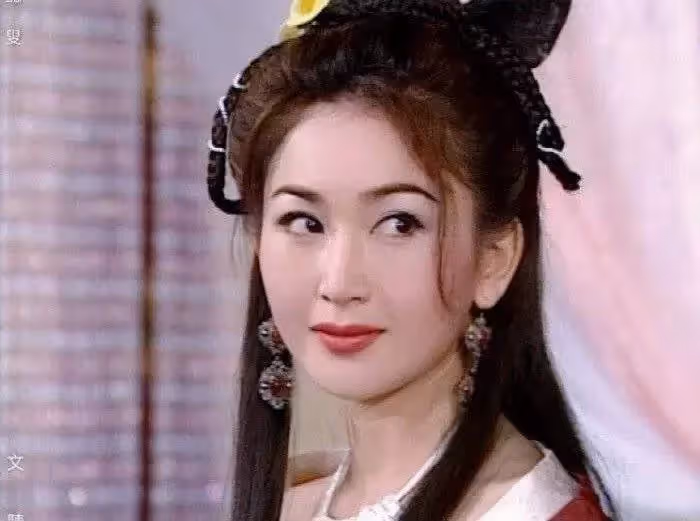 「年齡藏不住!」54歲溫碧霞近照罕曝光,身材姣好似90後,臉型大變認不出,吐舌賣萌藏不住老態