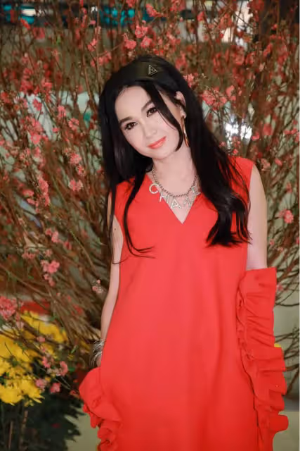 「年齡藏不住!」54歲溫碧霞近照罕曝光,身材姣好似90後,臉型大變認不出,吐舌賣萌藏不住老態