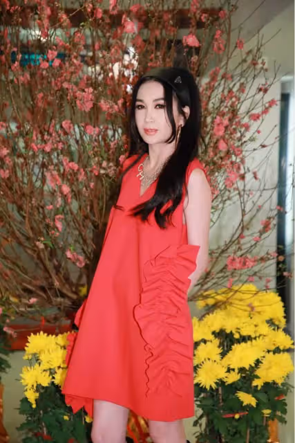 「年齡藏不住!」54歲溫碧霞近照罕曝光,身材姣好似90後,臉型大變認不出,吐舌賣萌藏不住老態