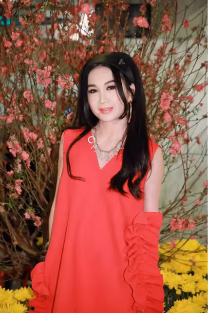 「年齡藏不住!」54歲溫碧霞近照罕曝光,身材姣好似90後,臉型大變認不出,吐舌賣萌藏不住老態