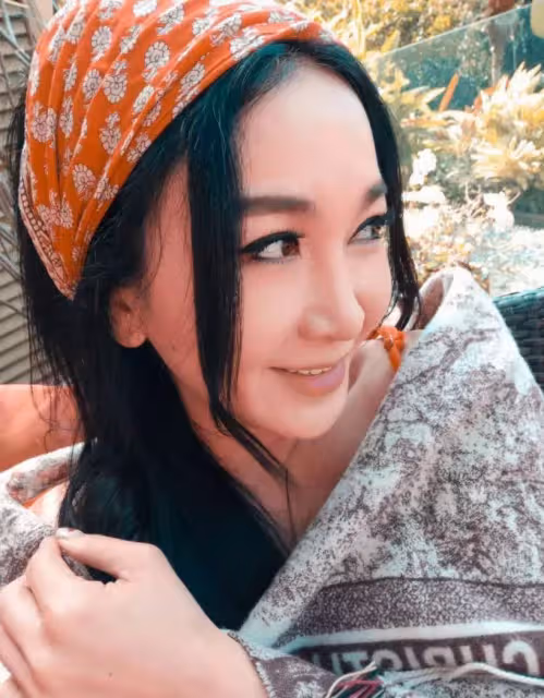 「年齡藏不住!」54歲溫碧霞近照罕曝光,身材姣好似90後,臉型大變認不出,吐舌賣萌藏不住老態