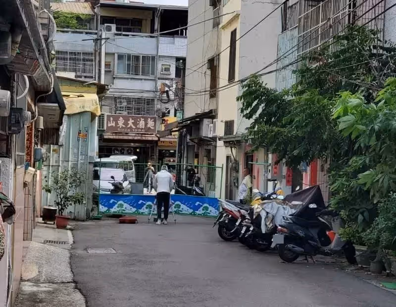 搬12塊護欄擋住!台中路霸「拿出財產證明」喊:整條路都我的 不聽勸「把鄰居告上法庭」判決出爐!